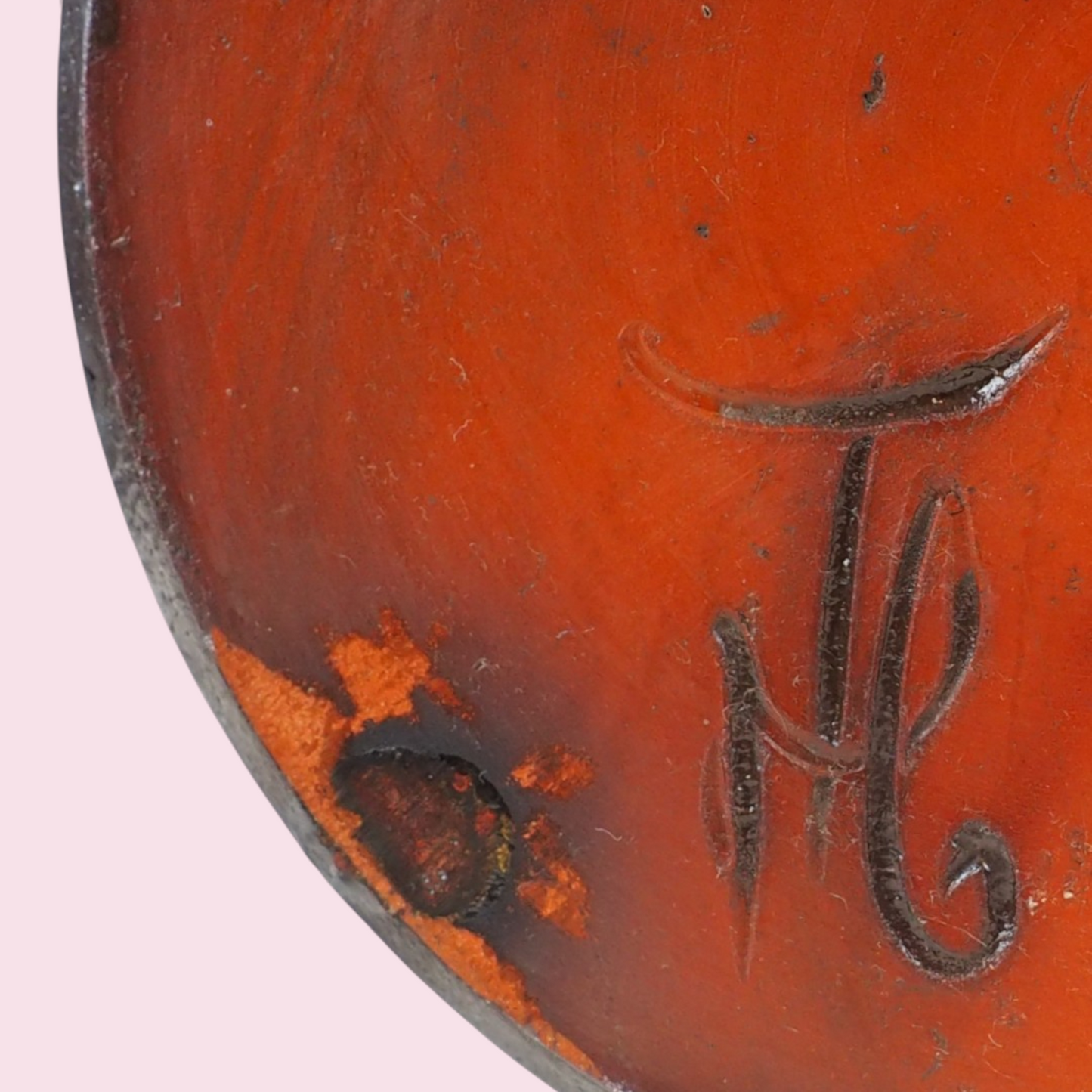 Świecznik fat lava zbliżenie na czerwone szkliwo i podpis na spodzie, brutalist Germany