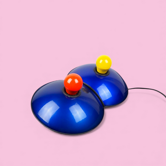 Złączone kinkiety ścienne Emi Lumina, widok z boku, niebieski metal