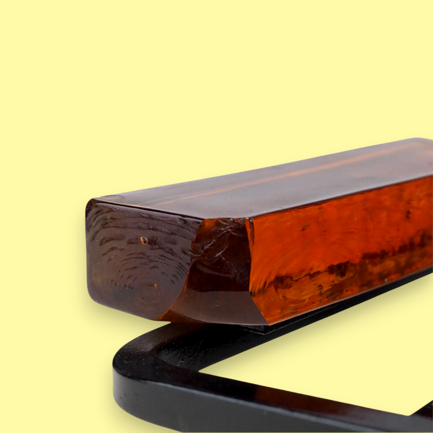 Tekstura bursztynowego szkła w brutalistycznej rzeźbie ściennej Dantoft