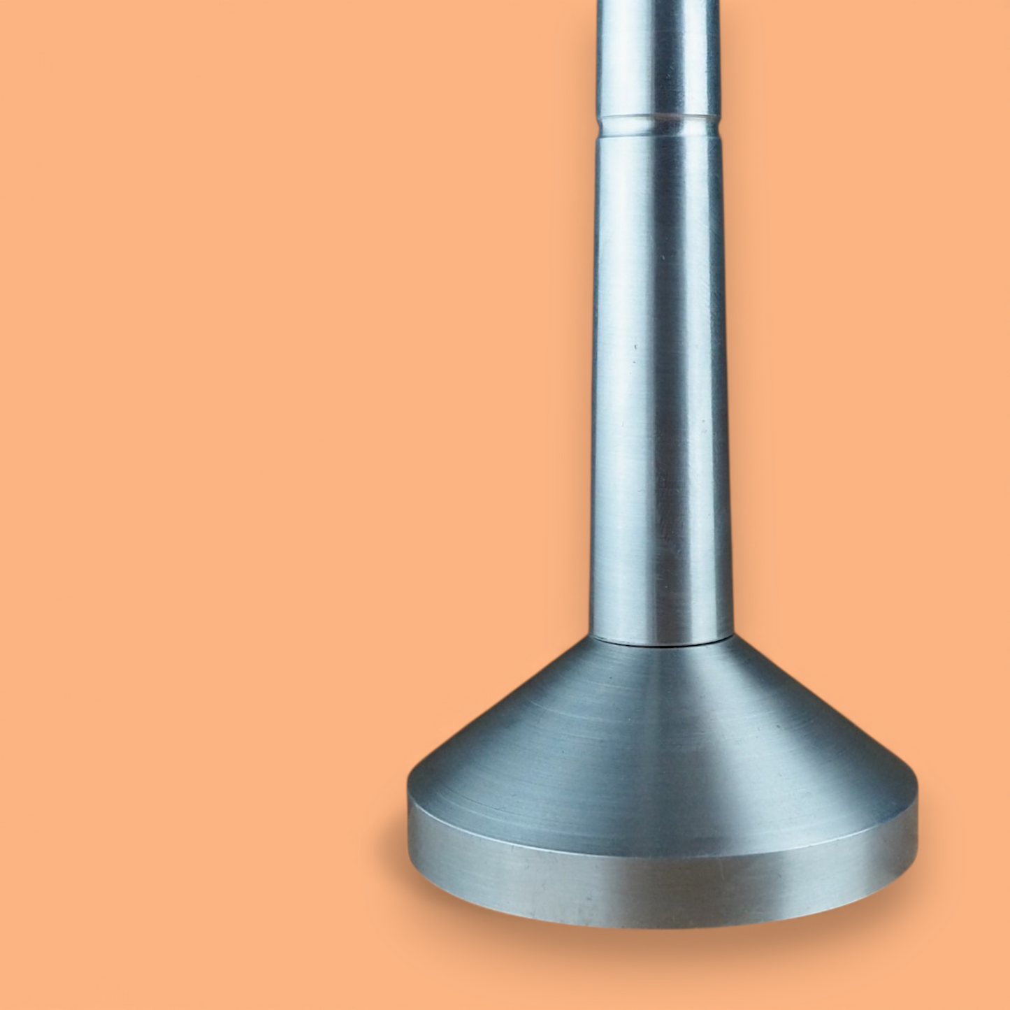 Detal podstawy i trzonu modelu Europaturm – matowy metal z precyzyjnym wykończeniem