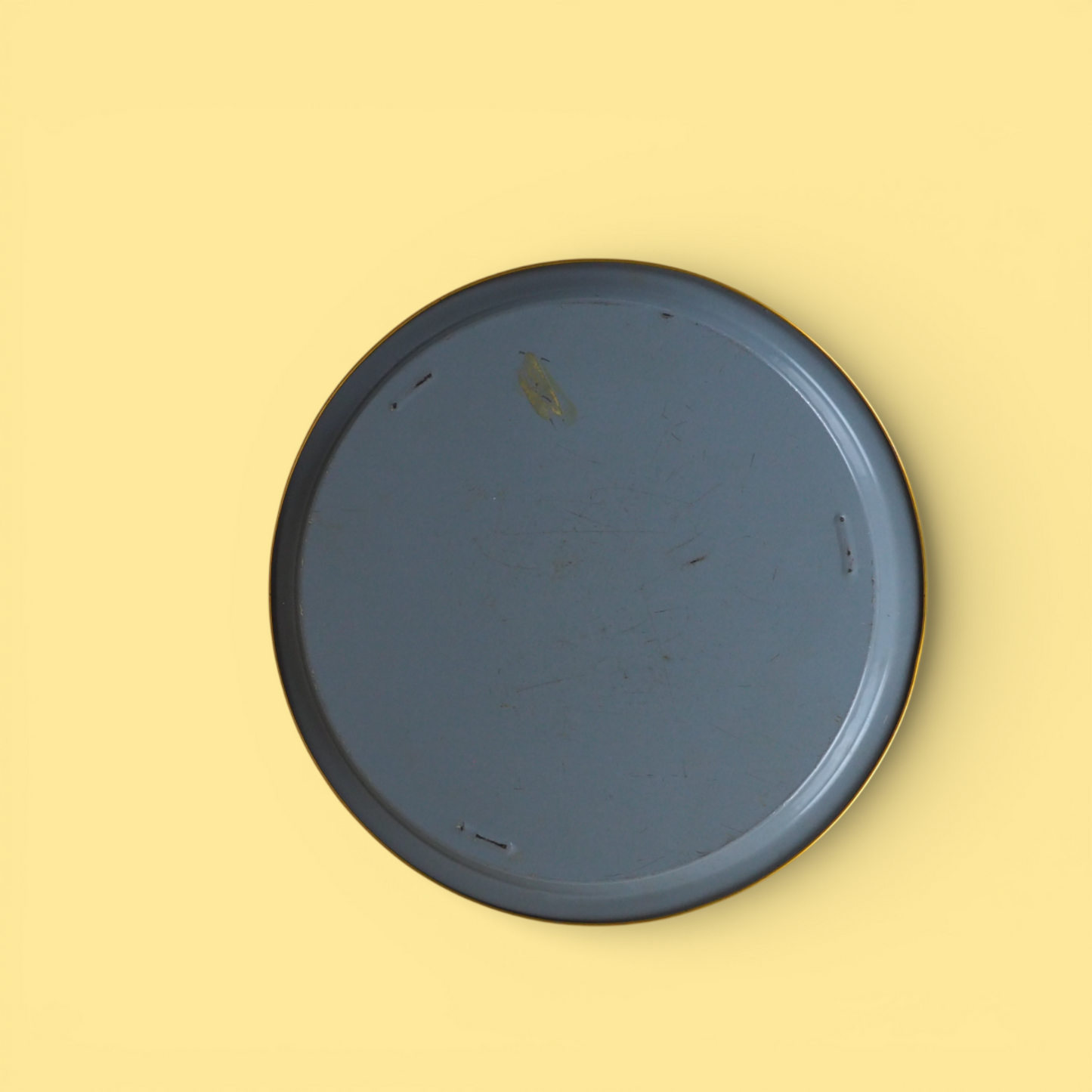 Tył metalowej tacy FOB Sosnowiec, widok od spodu, Polska lata 70.-80.