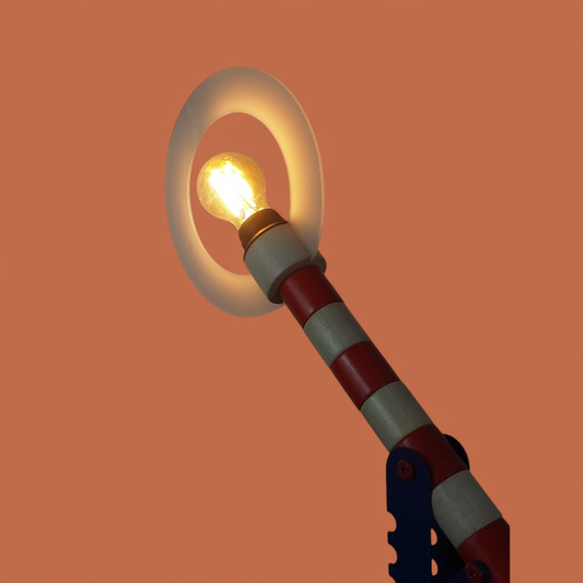 Lampka HABA Signal włączona, ciepłe światło przez biały akrylowy klosz, widok pod kątem