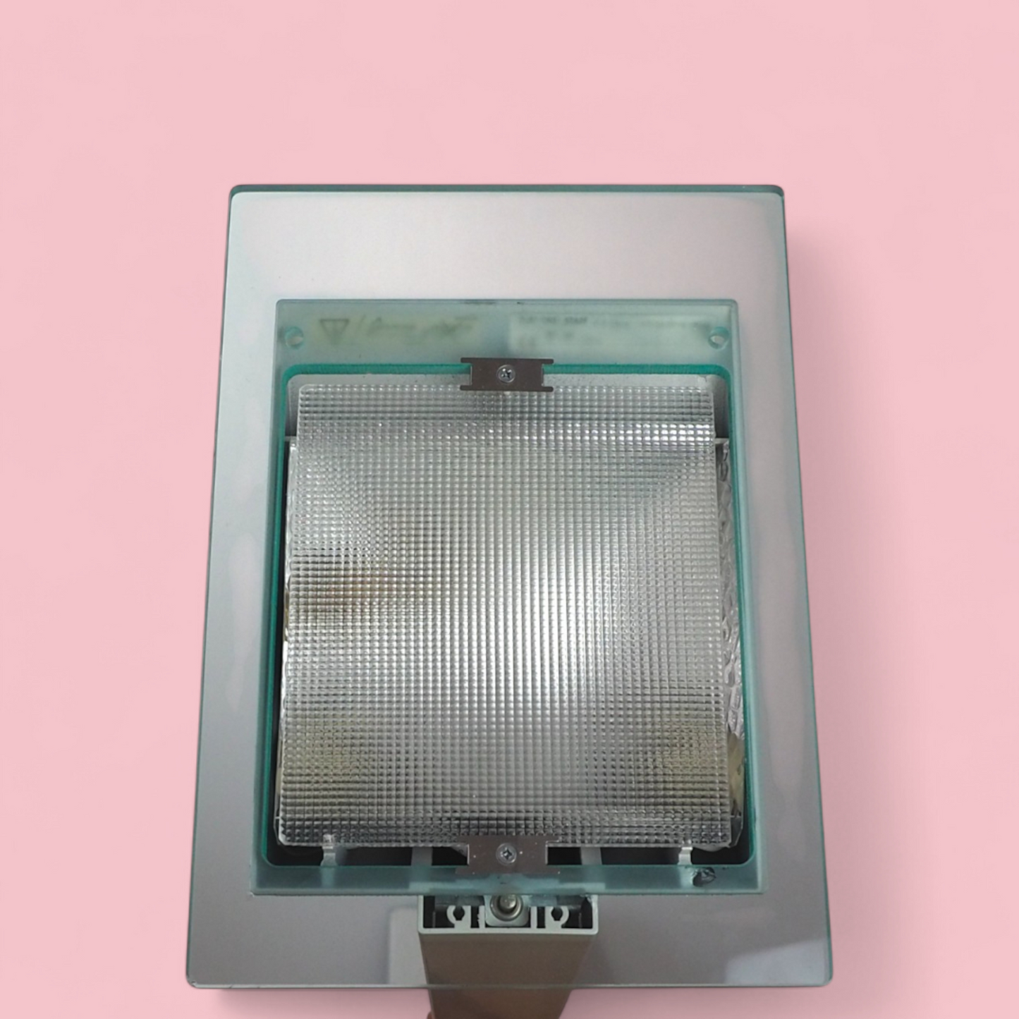 Wnętrze dyfuzora lampy ID-S Sottsass Zumtobel, system żarówki halogenowej i mechanizm szklanego dyfuzora