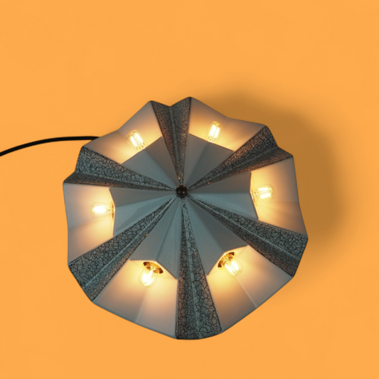 Lampa ścienna Pan Leuchten sputnik z włączonymi żarówkami, widok z góry, ciepłe światło