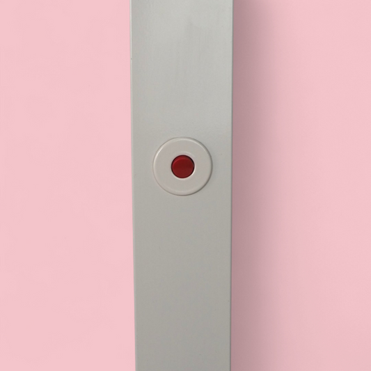 Zbliżenie na czerwony przycisk zasilania lampy ID-S Sottsass Zumtobel, charakterystyczny element designu