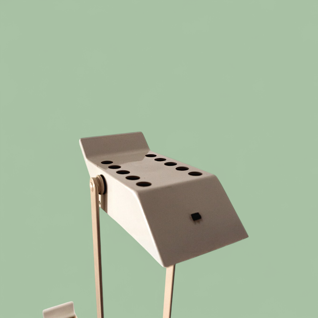 Zbliżenie na klosz lampy Tizio Terra Artemide, otwory wentylacyjne i przegub regulacji kąta