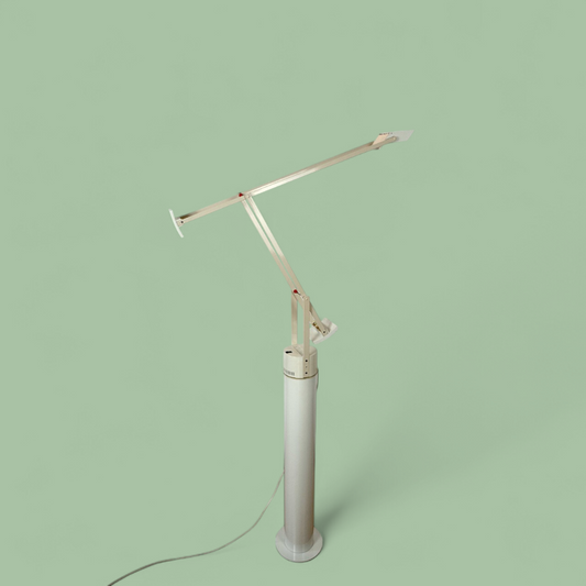 Floor lamp Tizio Terra Artemide w rozłożonej pozycji, przegubowe ramiona i przeciwwaga