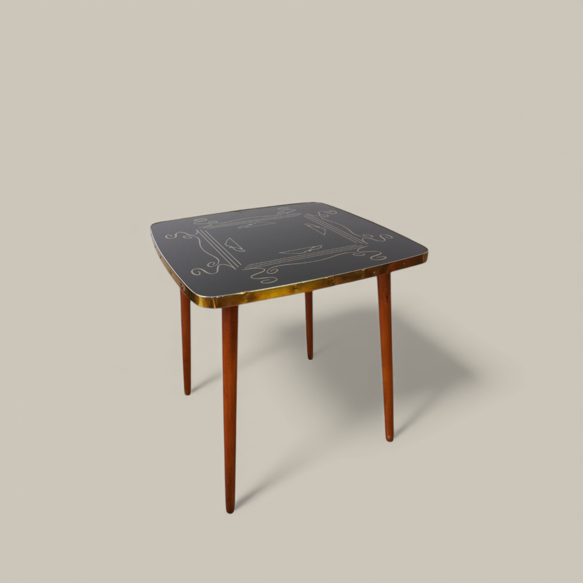 Stolik kawowy Alburette Albert Busch, szklany blat z dekoracyjnym wzorem i mosiężną krawędzią, widok perspektywiczny, lata 60