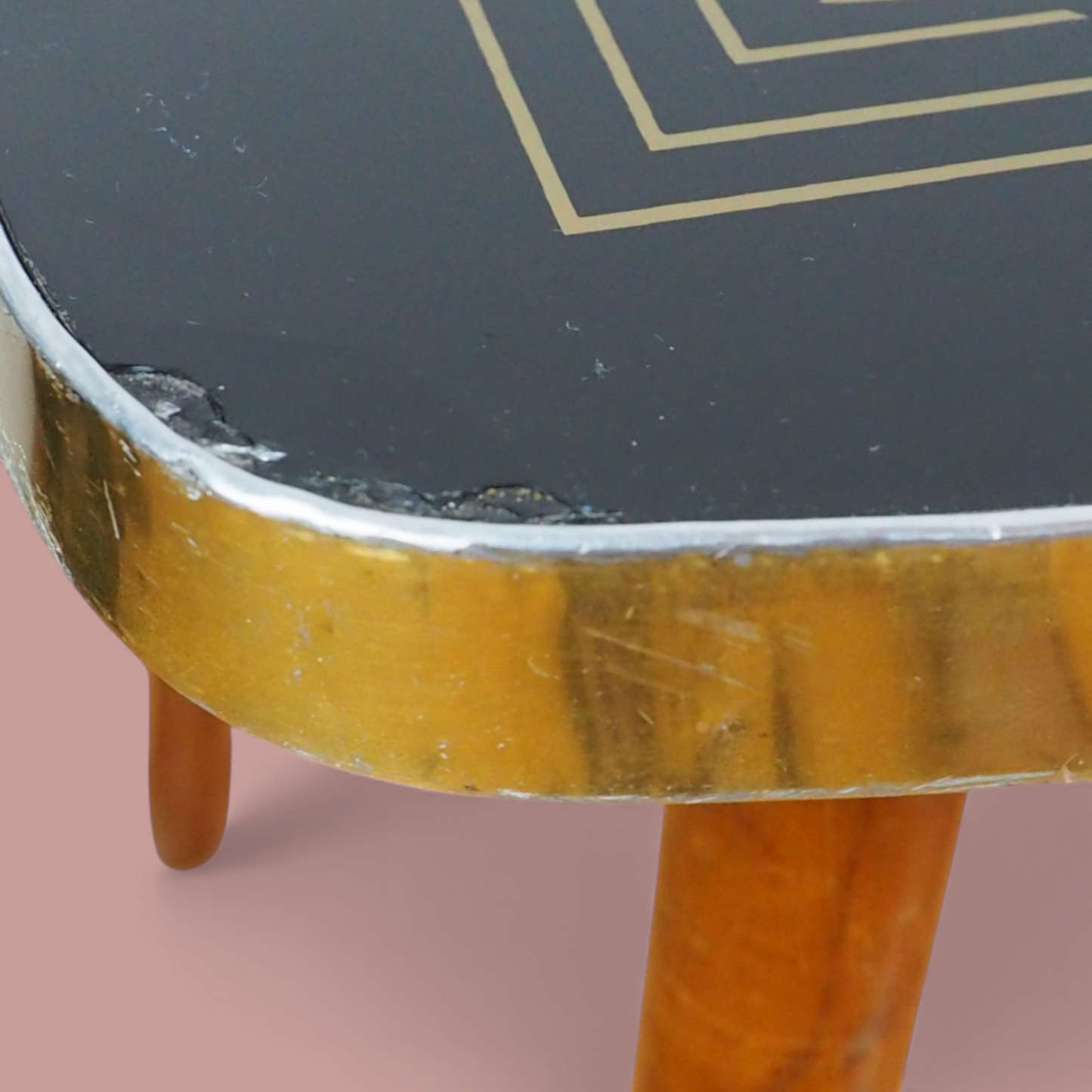 Krawędź stolika Alburette Busch detal, złota obwódka i vintage patyna