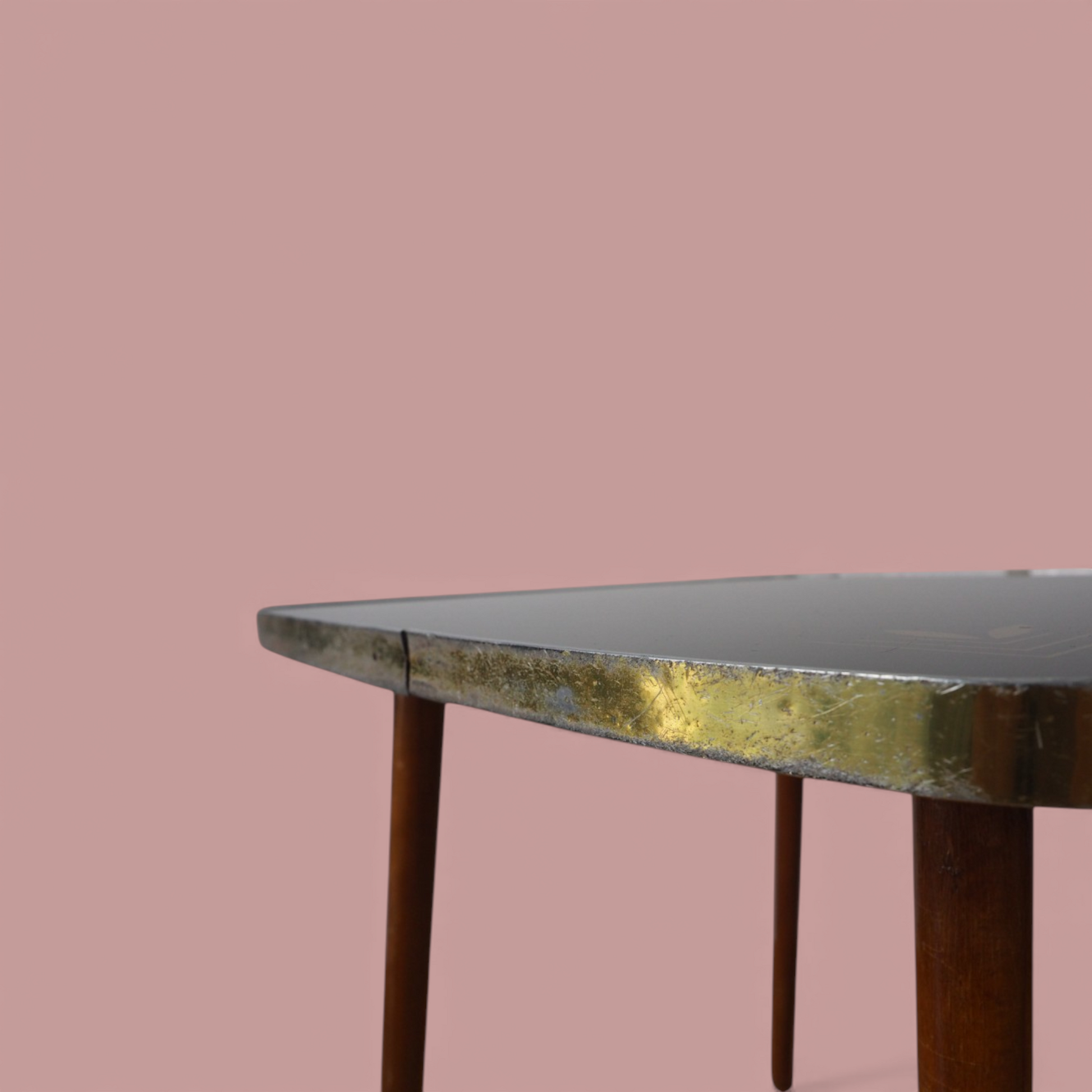 Krawędź stolika Alburette Busch zbliżenie, złota listwa i czarny blat z dekoracją