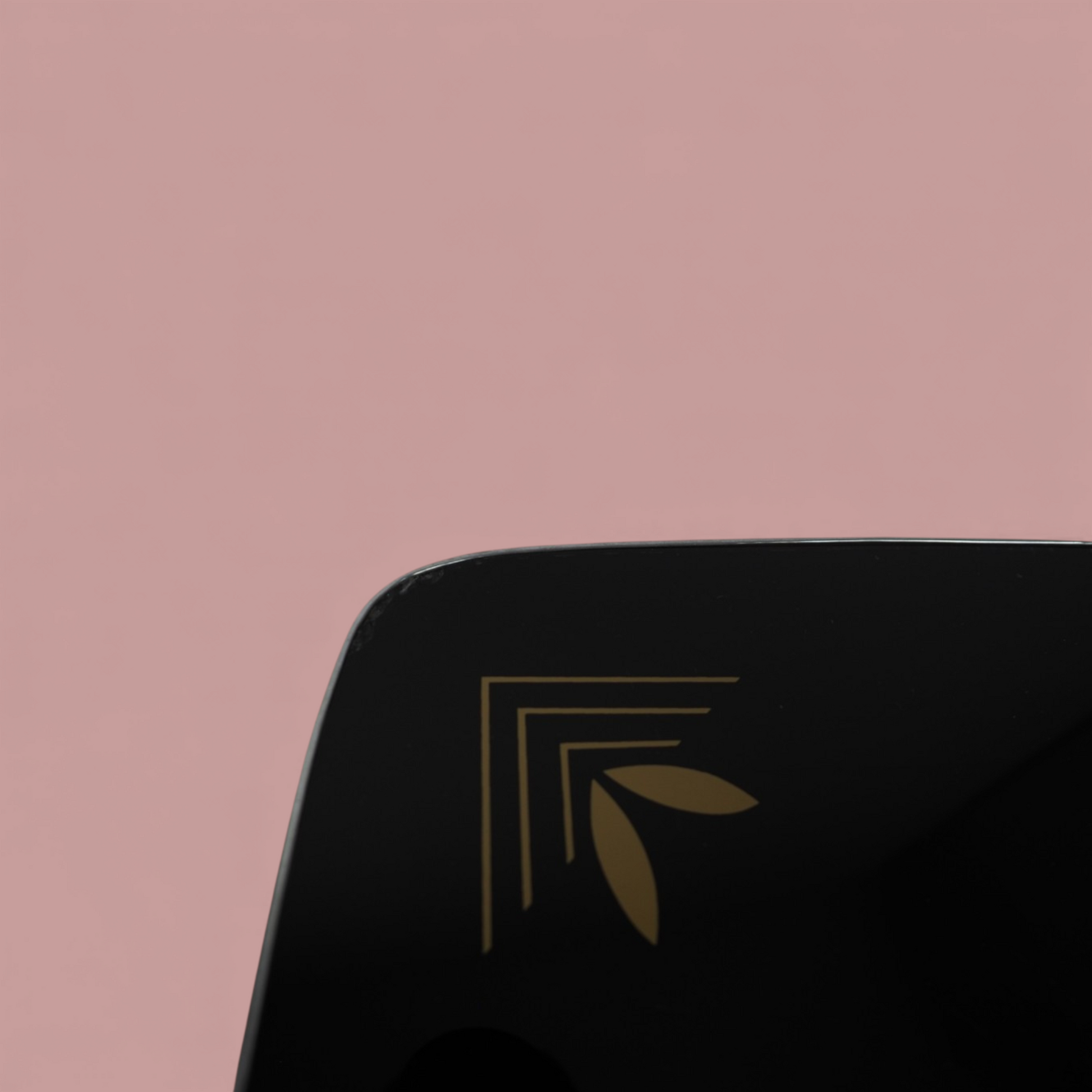 Blat stolika Alburette Busch zbliżenie, widoczny złoty wzór liści pod szkłem