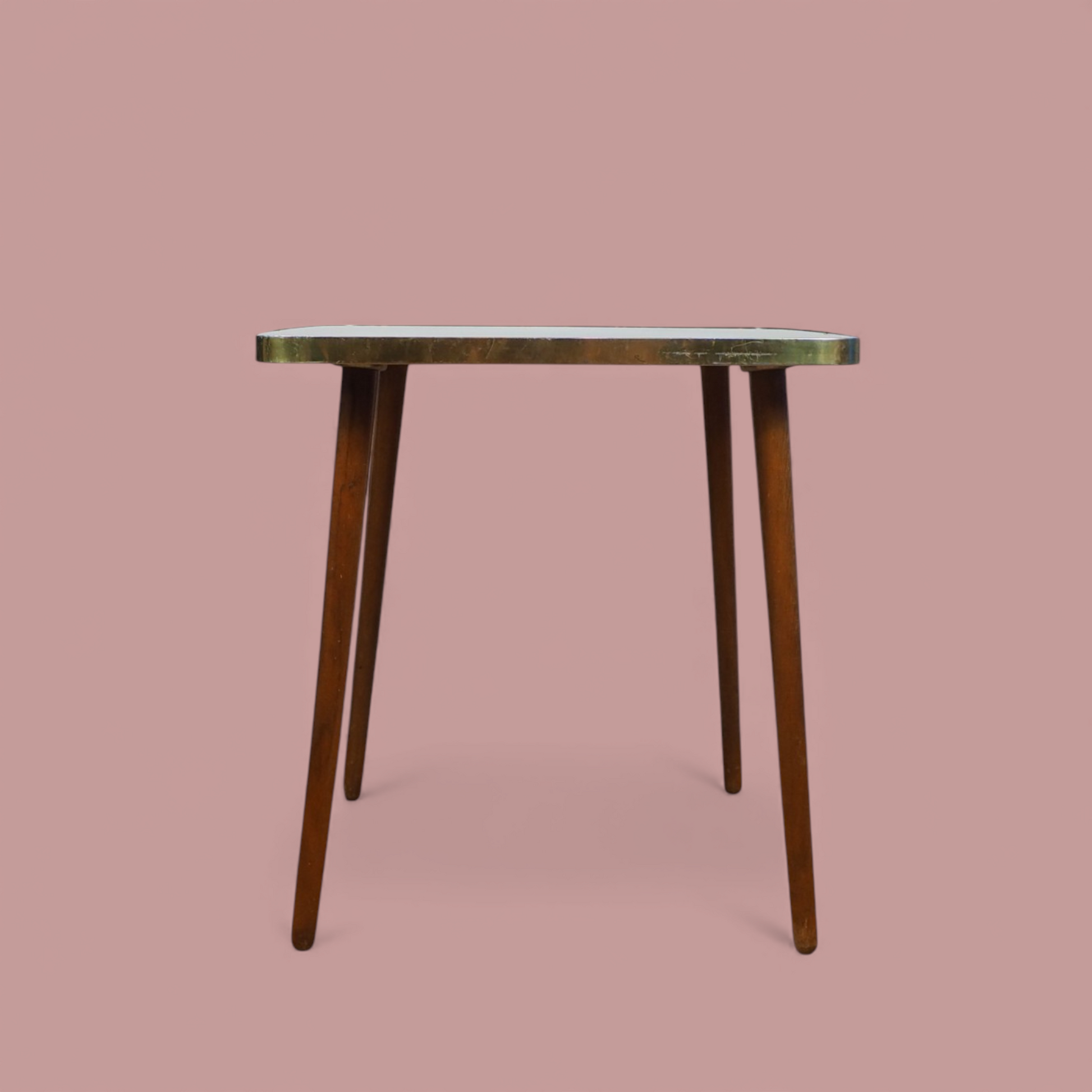 Coffee table Alburette Busch widok nóg z boku, drewniane nogi stożkowe lata 60