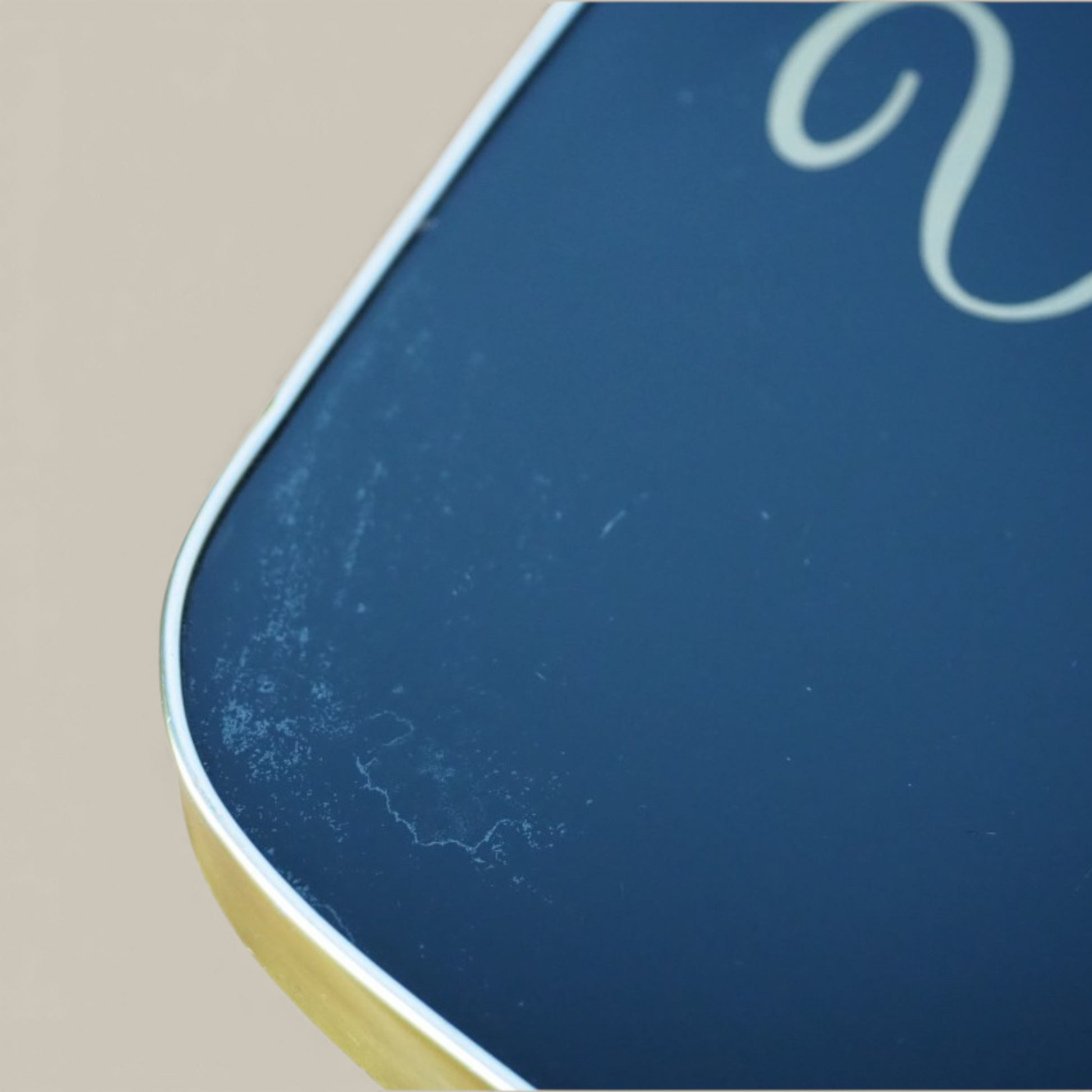 Zbliżenie na szklany blat stolika Alburette Busch z dekoracyjnym motywem kawowym, vintage patyna