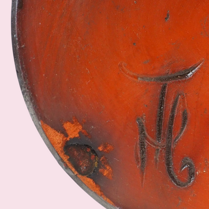 Świecznik fat lava zbliżenie na czerwone szkliwo i podpis na spodzie, brutalist Germany