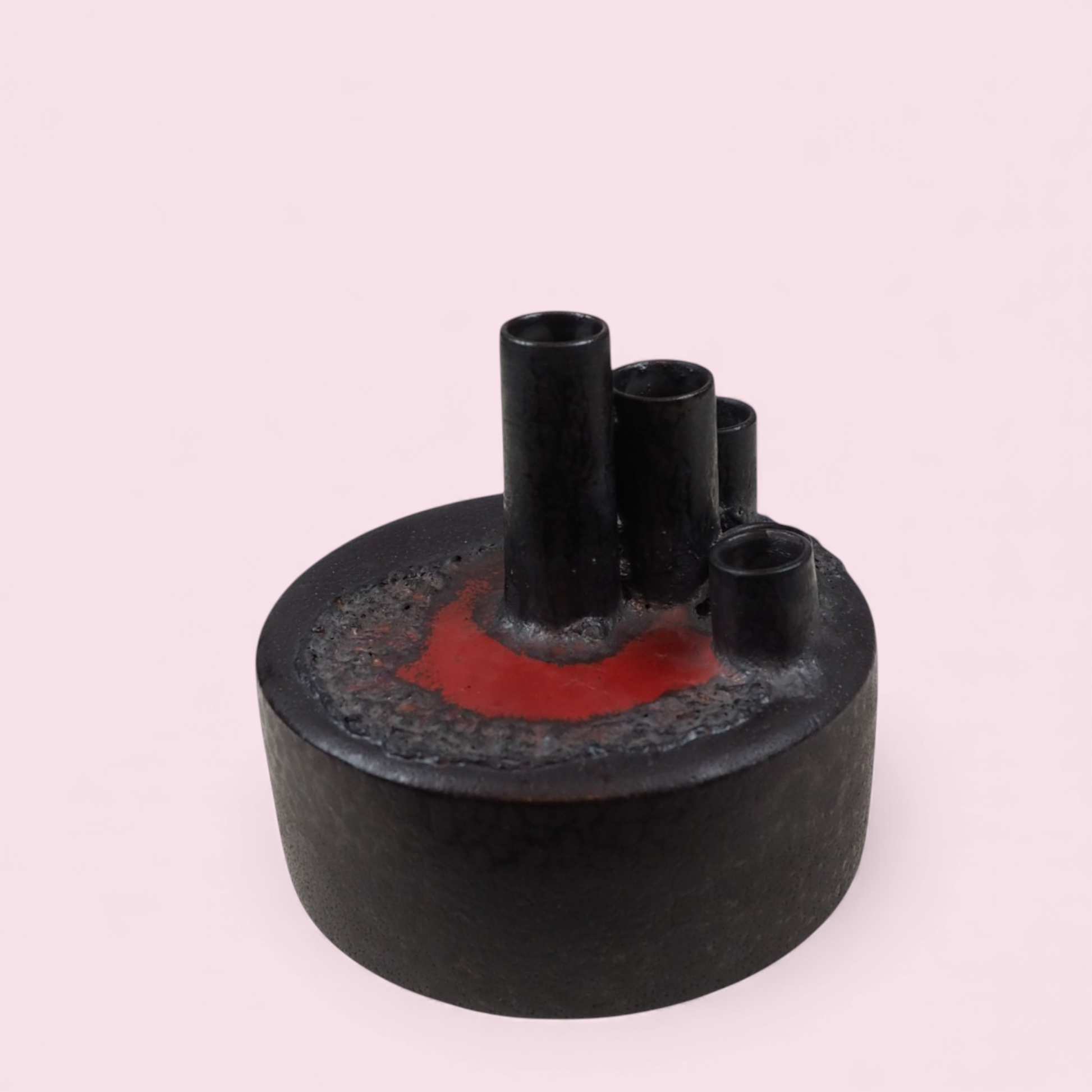 Świecznik brutalistyczny fat lava na 5 świec, widok z przodu, czerwone szkliwo, Niemcy lata 70