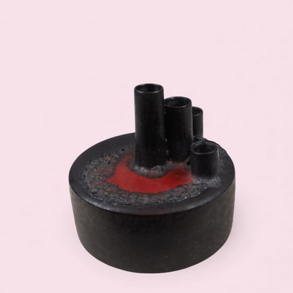 Świecznik brutalistyczny fat lava na 5 świec, widok z przodu, czerwone szkliwo, Niemcy lata 70