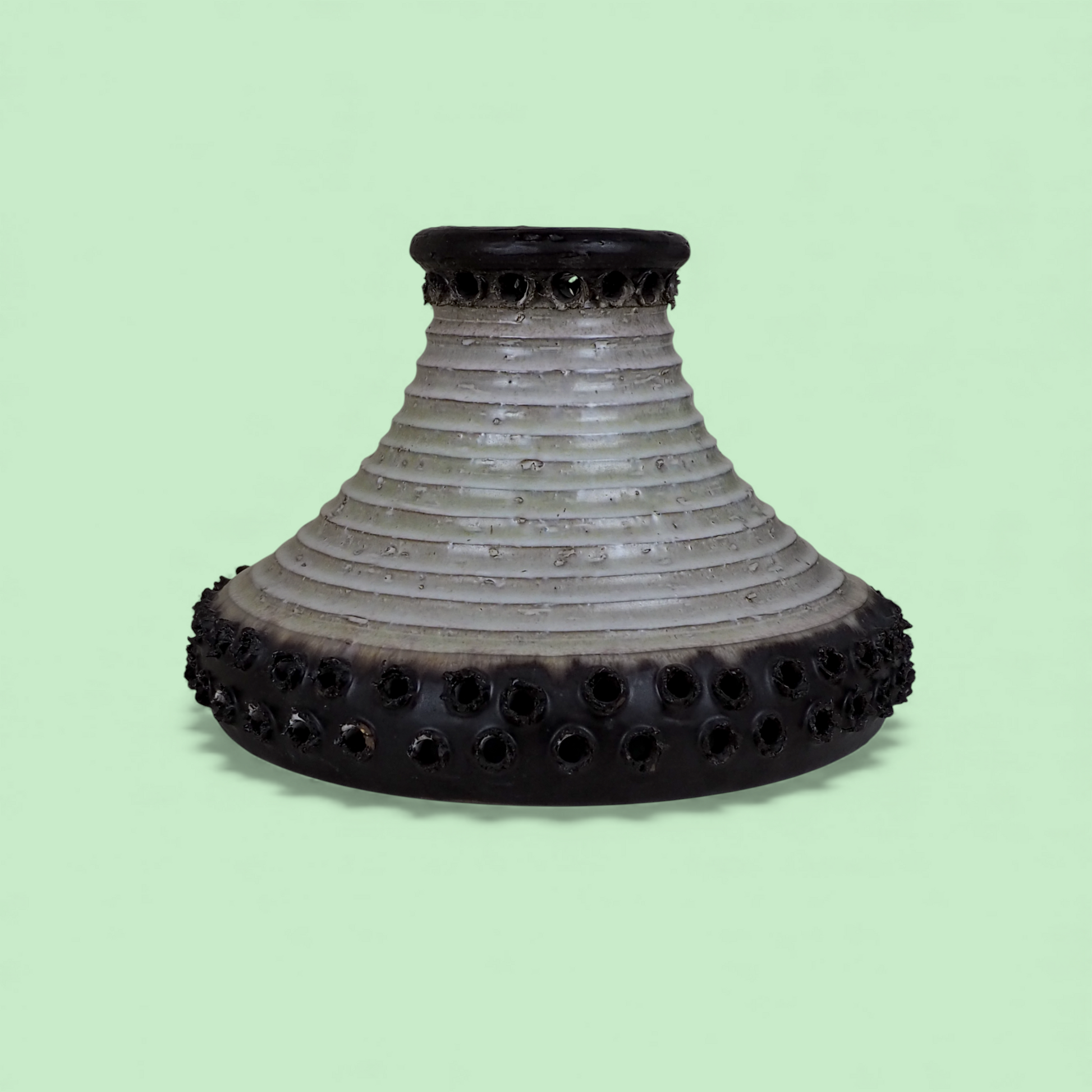 Duński ceramiczny abażur z czarnymi detalami na krawędziach, widok z boku