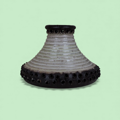 Duński ceramiczny abażur z czarnymi detalami na krawędziach, widok z boku