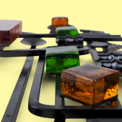 Zbliżenie geometrycznych form płaskorzeźby Dantoft, czarny lakierowany metal