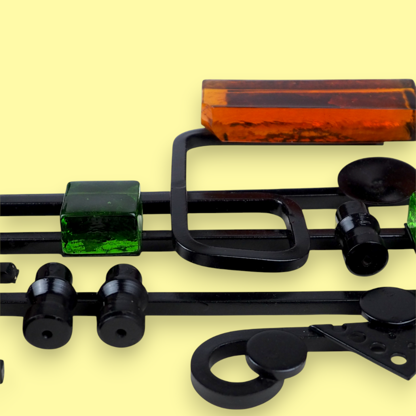 Płaskorzeźba Dantoft z zielonymi i bursztynowymi taflami szklanymi, zbliżenie