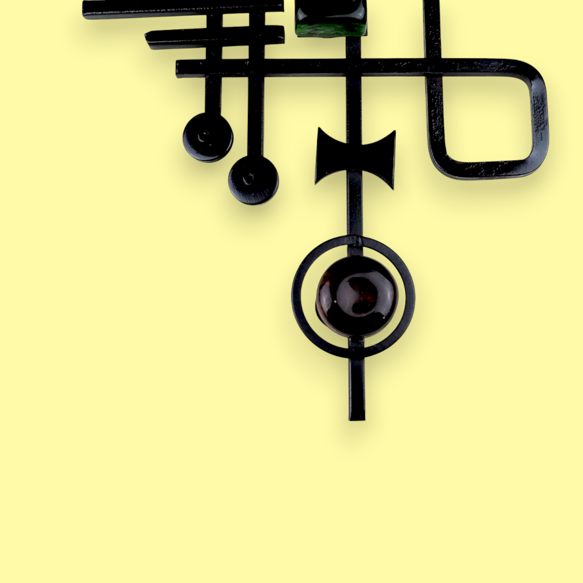 Rzeźba ścienna Dantoft z zielonymi i bursztynowymi kostkami szklanymi, detal