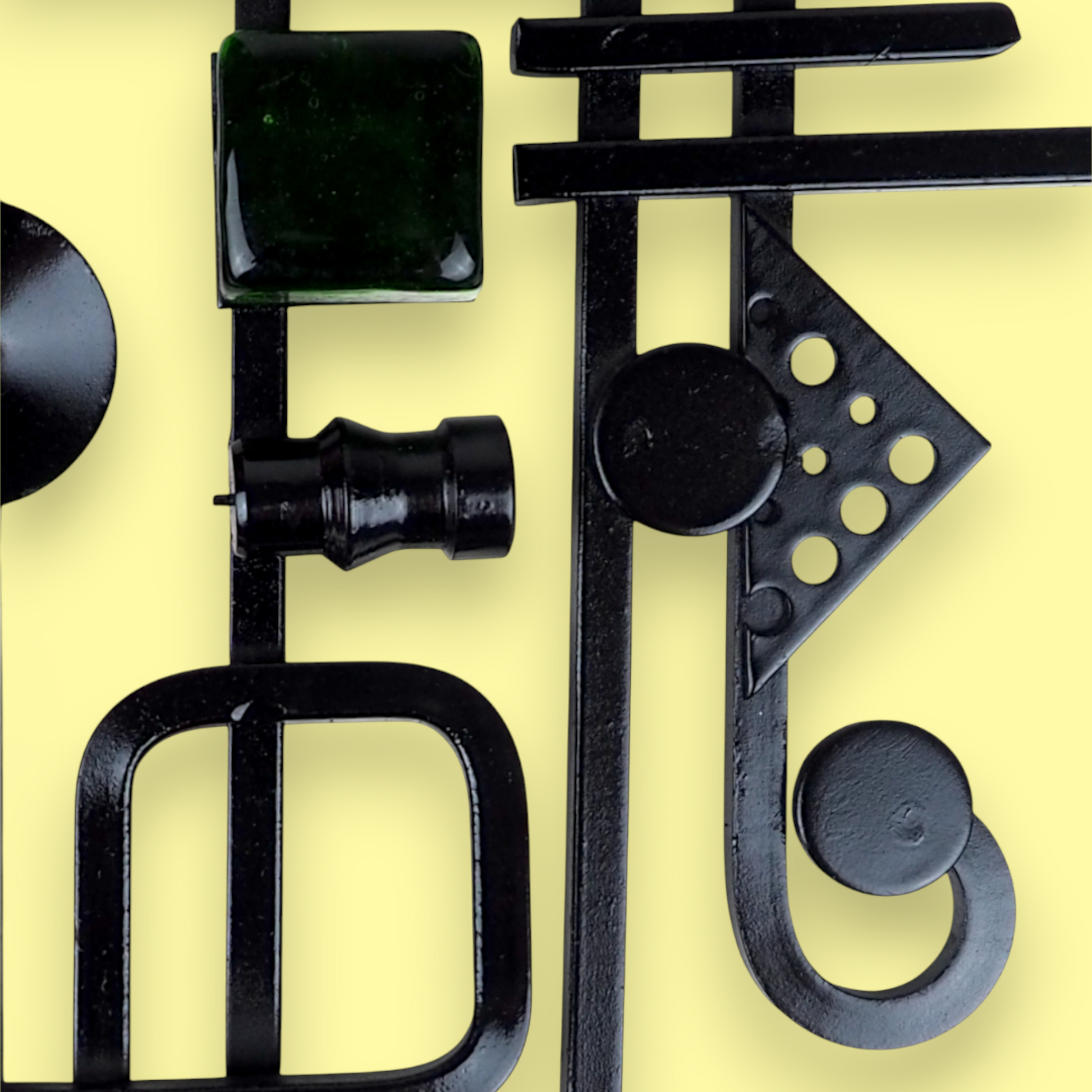 Detal krawędzi szklanego bloku w rzeźbie ściennej Dantoft z Danii