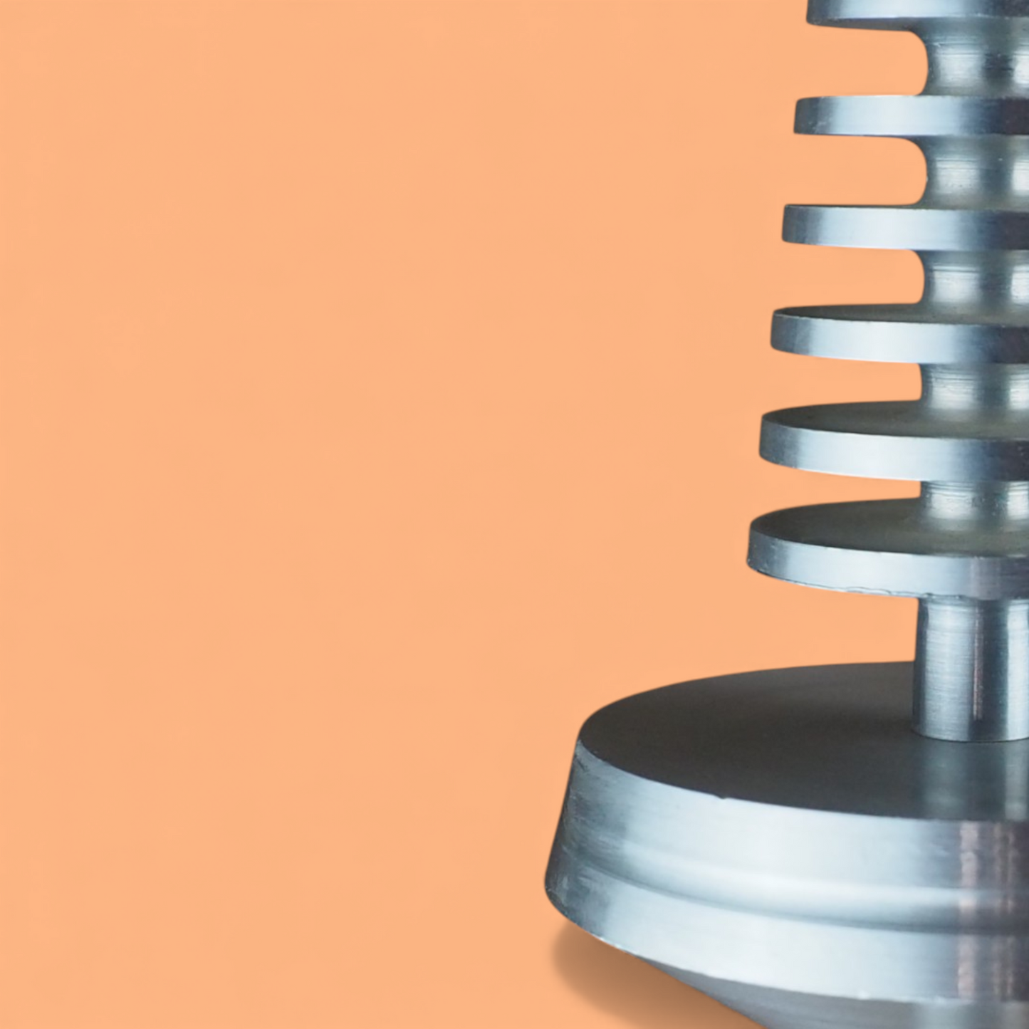 Zbliżenie na pierścieniową antenę modelu Europaturm – precyzyjne detale metalowej repliki