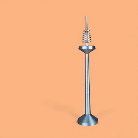 Metalowy model wieży Europaturm z Frankfurtu – srebrna replika z lat 70., widok z przodu