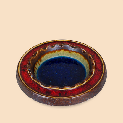 Popielniczka ceramiczna fat lava z Niemiec, koncentryczne kręgi niebiesko-czerwone, widok pod kątem
