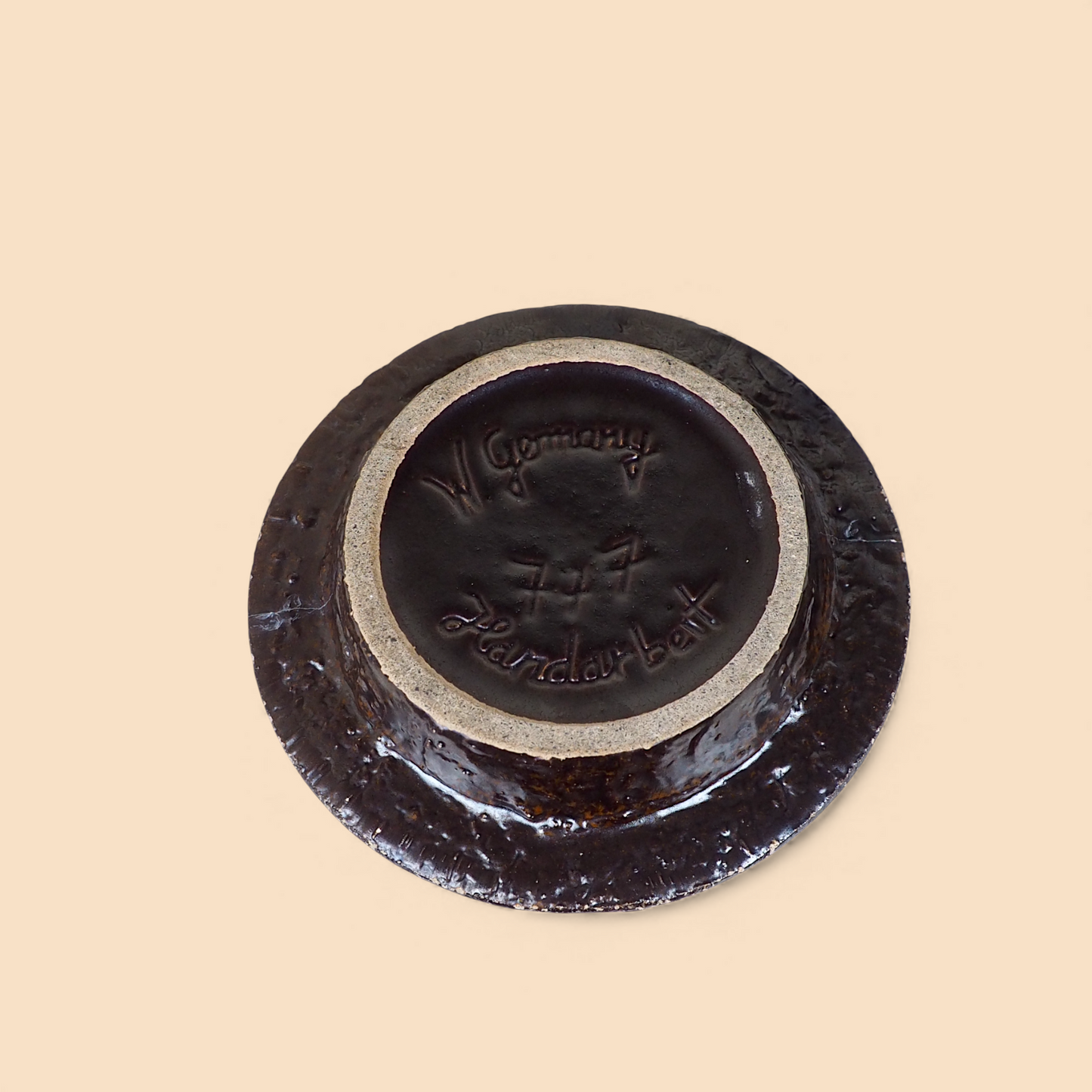 Popielniczka fat lava z Niemiec Zachodnich, widok spodu z sygnaturą W. Germany i brązowym szkliwem