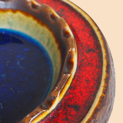 Ceramiczna popielnica fat lava z lat 60., zbliżenie na tęczowe szkliwo i niebieskie szkło crackle