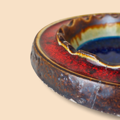 Popielniczka fat lava, zbliżenie na krawędź z czerwonym szkliwem i kolorową obwódką