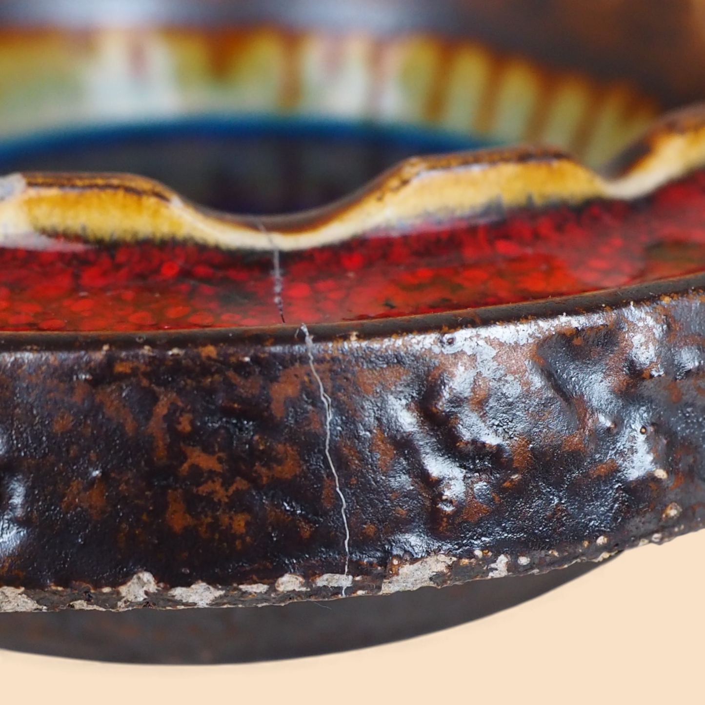 Popielniczka fat lava West Germany, zbliżenie na brązowe szkliwo, widok z boku