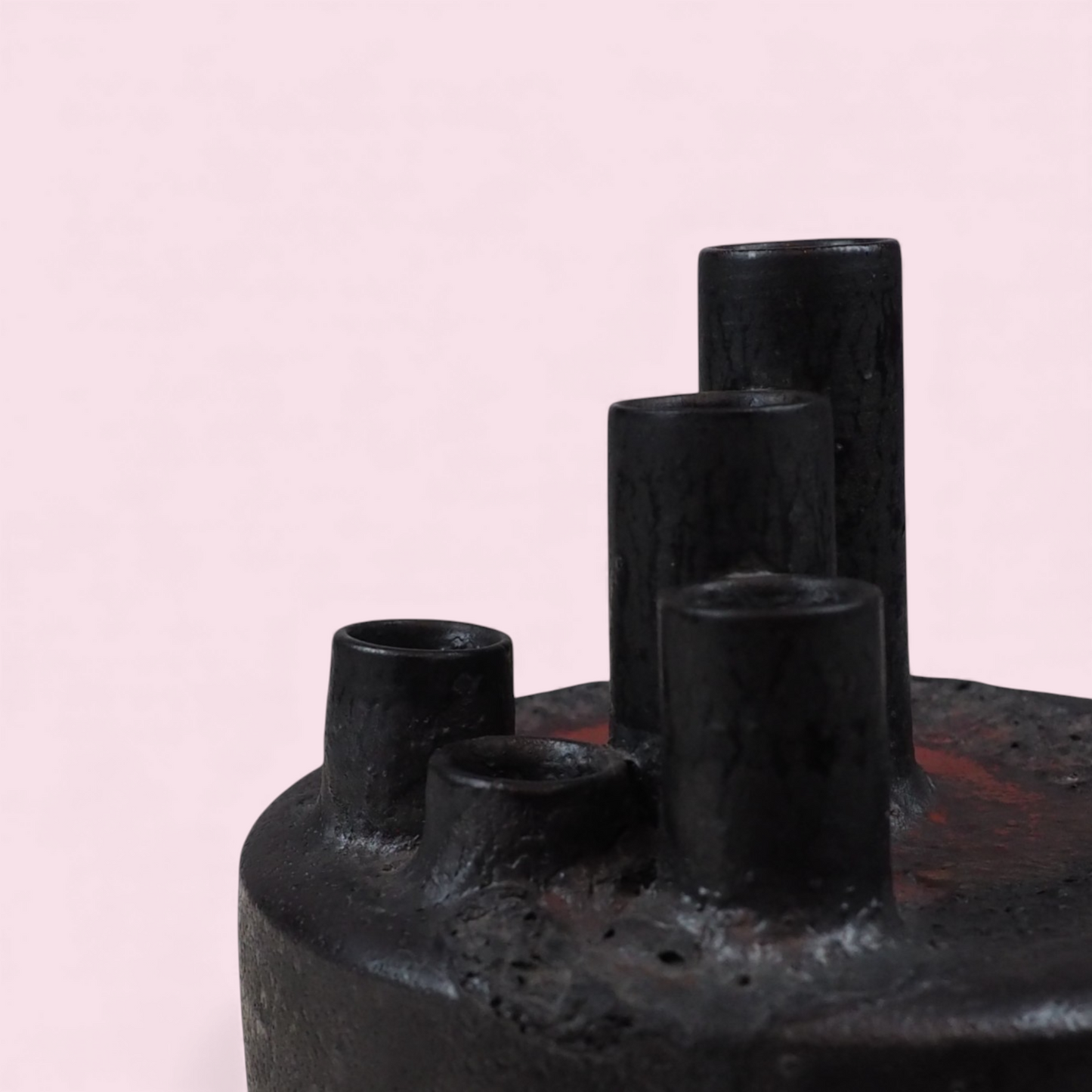 Świecznik fat lava zbliżenie na kominy i czerwone szkliwienie, brutalist Germany