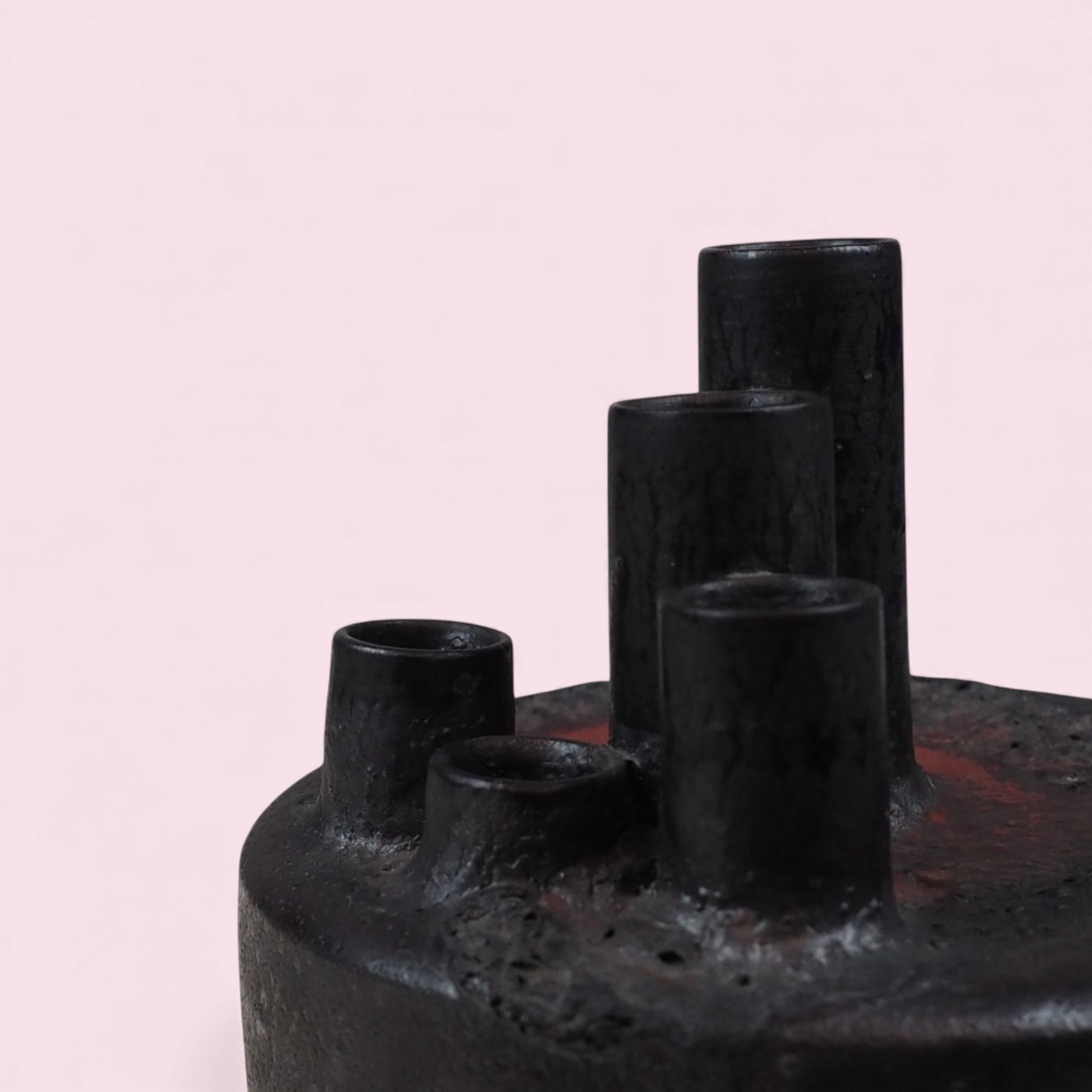 Świecznik fat lava zbliżenie na kominy i czerwone szkliwienie, brutalist Germany