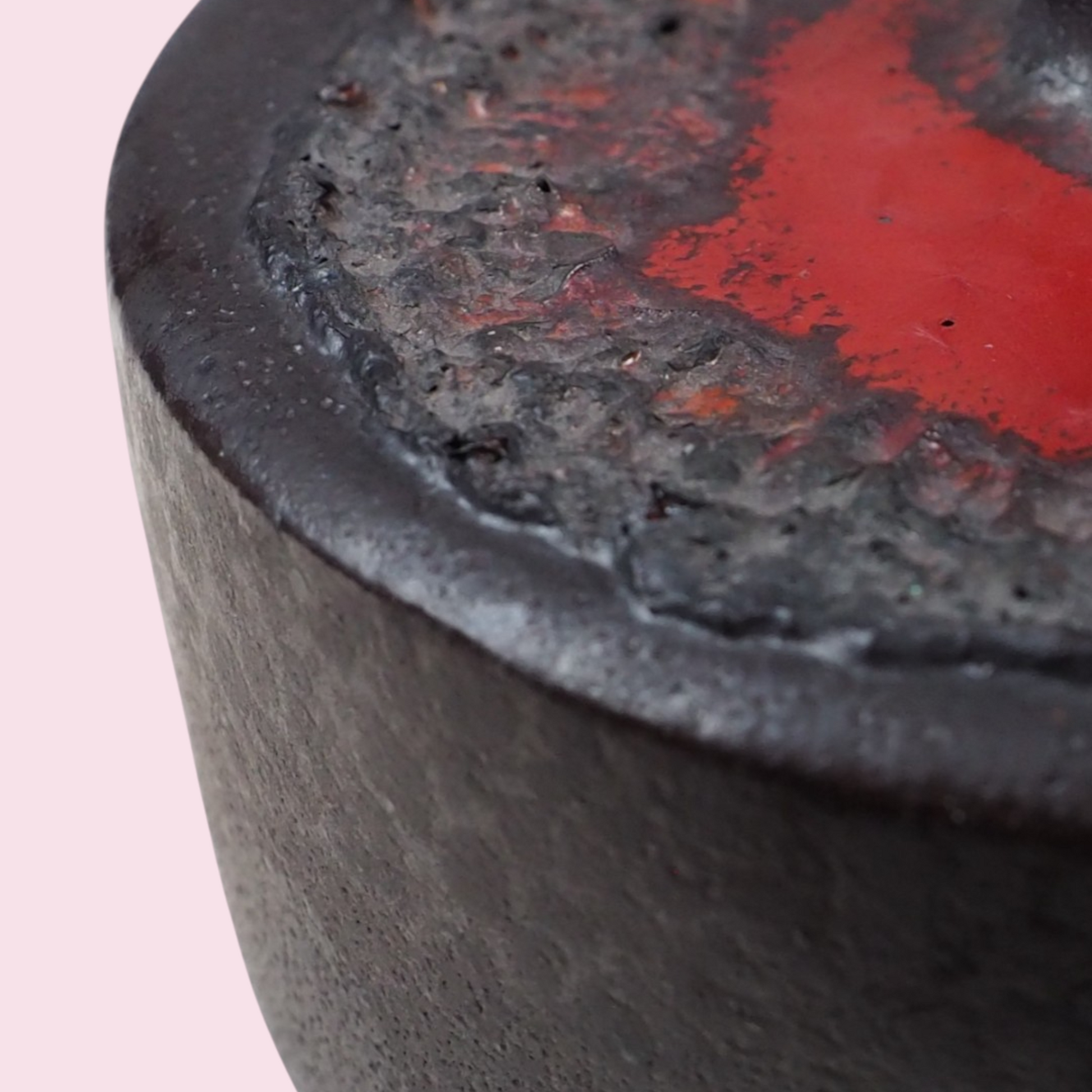 Świecznik fat lava zbliżenie na czerwone szkliwo i teksturę, brutalist ceramics