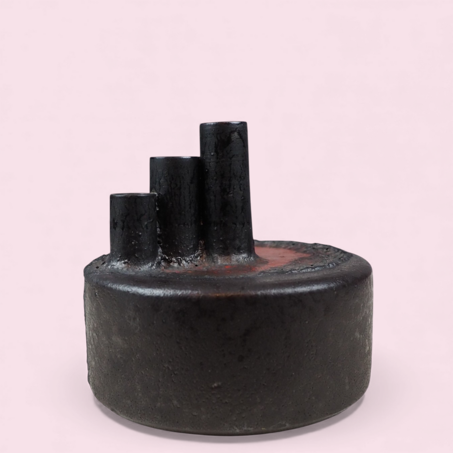 Świecznik fat lava, widok z boku na cylindry i czerwone szkliwienie, Niemcy lata 70