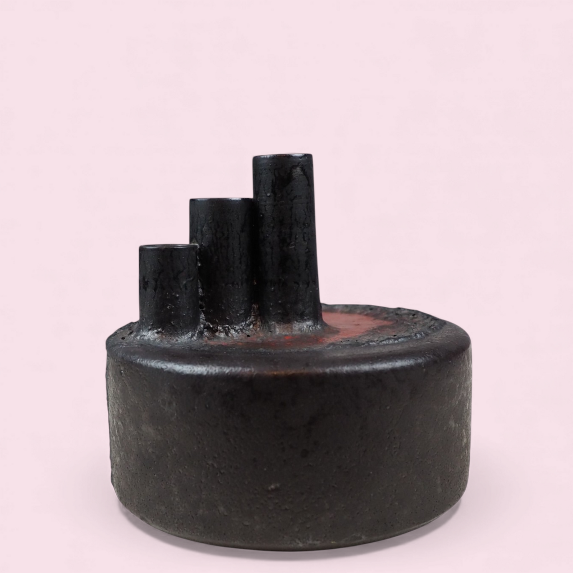 Świecznik fat lava, widok z boku na cylindry i czerwone szkliwienie, Niemcy lata 70