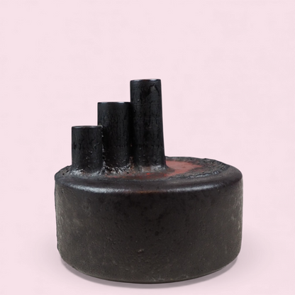 Świecznik fat lava, widok z boku na cylindry i czerwone szkliwienie, Niemcy lata 70