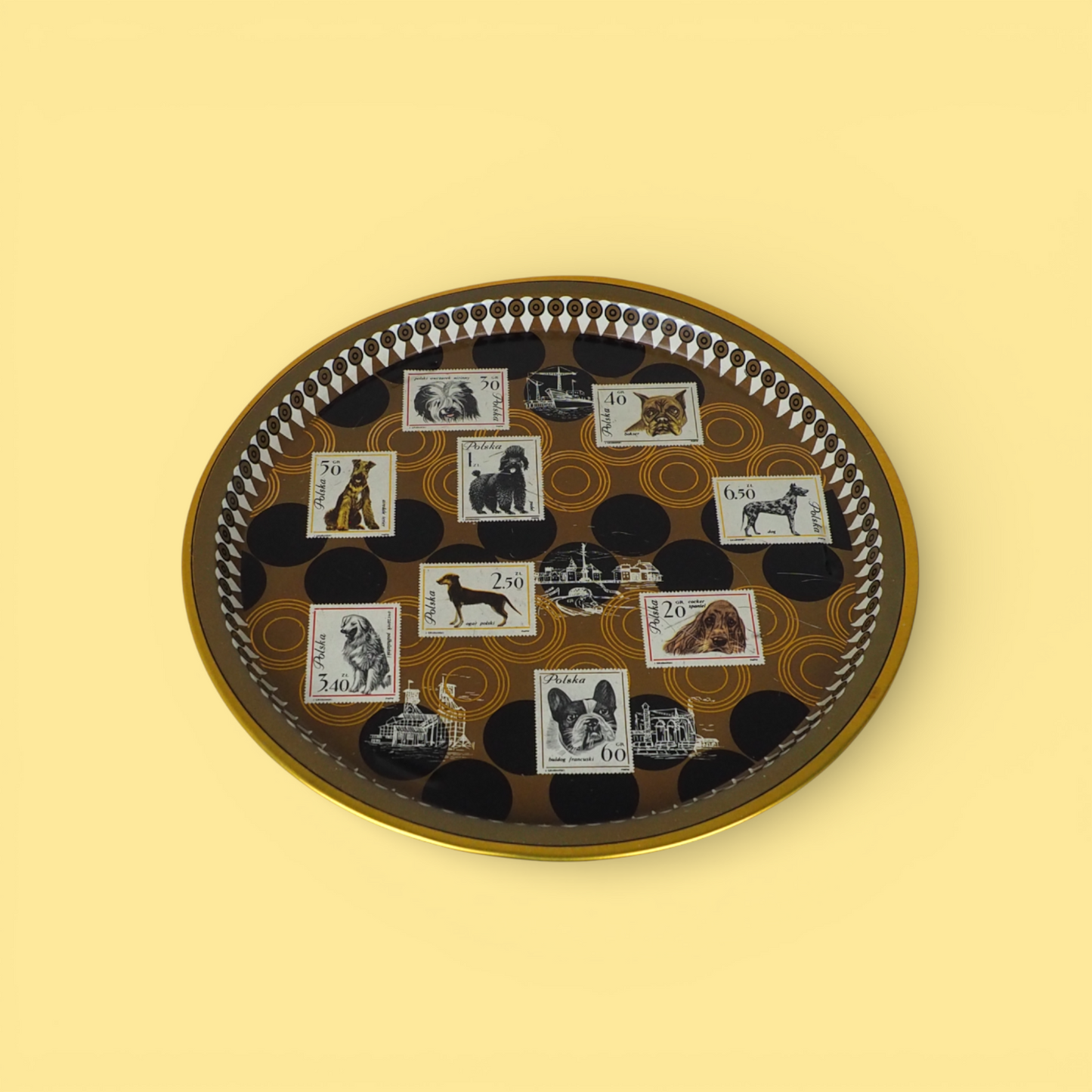 Okrągła metalowa taca z nadrukiem FOB Sosnowiec ze znaczkami psich ras