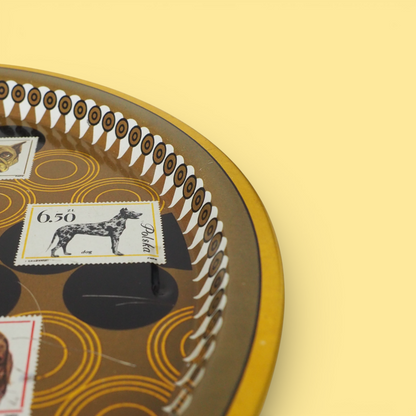 Metalowa taca FOB z dekoracyjną obwódką i znaczkiem z dogiem, widok pod kątem