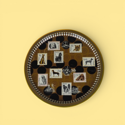 Metalowa taca FOB Sosnowiec ze znaczkami psich ras, Polska lata 70., widok z góry