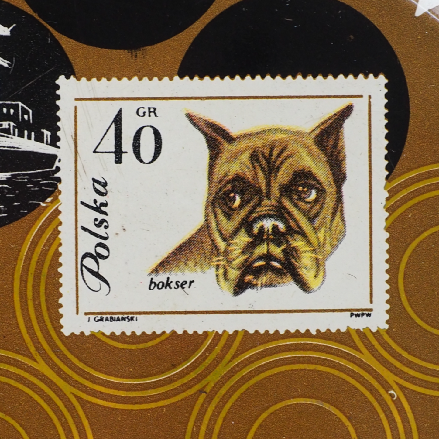 Detal znaczka z psem rasy bokser na tacy FOB, PRL lata 70.-80.