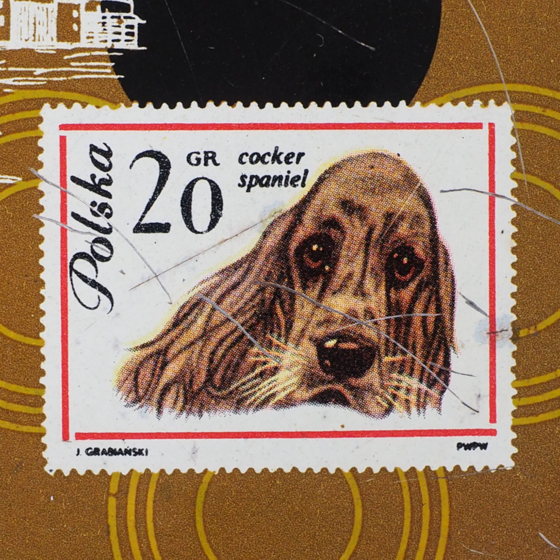 Detal znaczka z cocker spanielem na metalowej tacy FOB, PRL