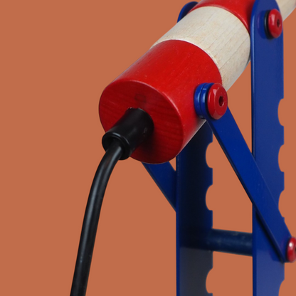 Detal przegubu lampki HABA Signal, drewniane ramię w paski i niebieski metalowy mechanizm obrotowy