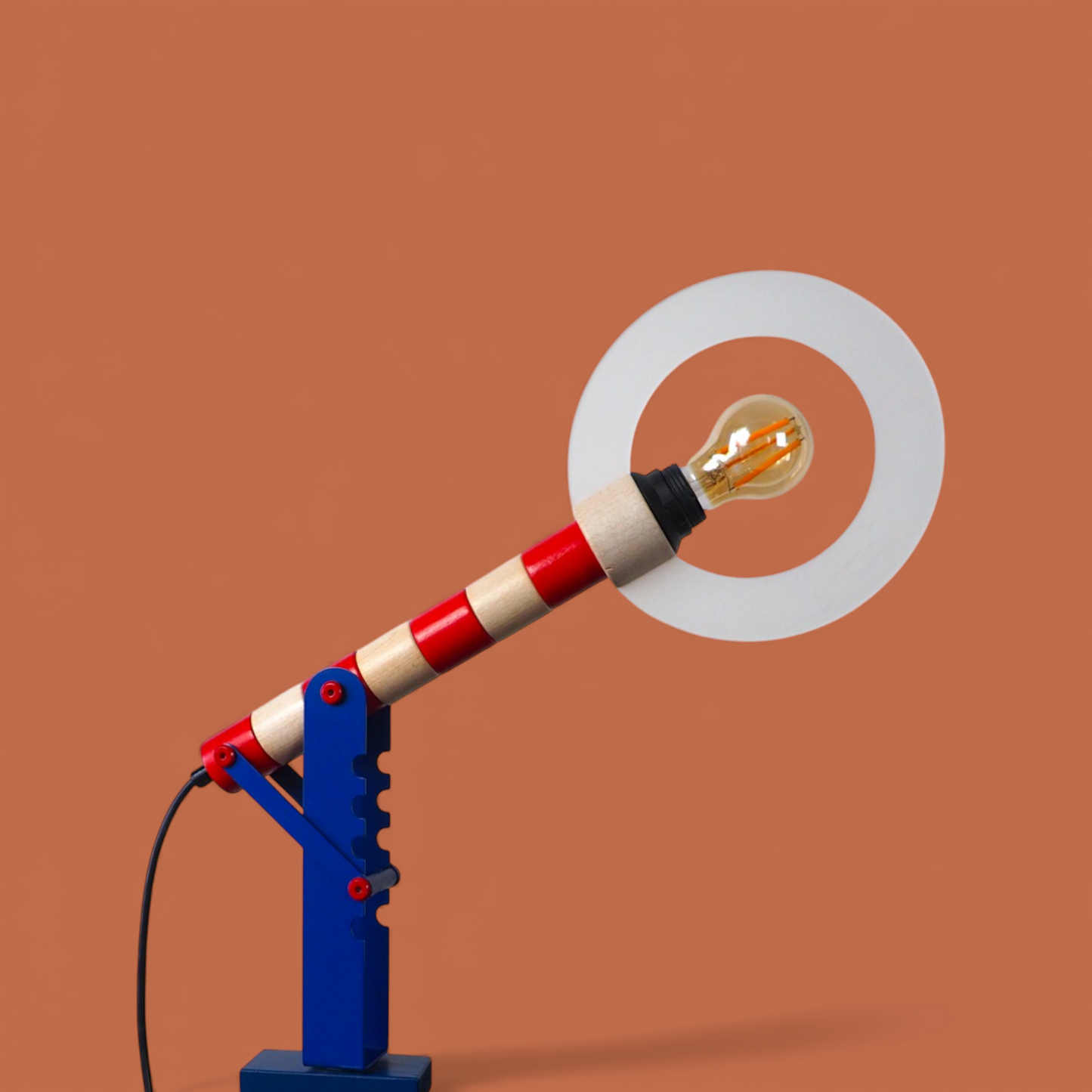 Lampka biurkowa HABA Signal w kształcie szlabanu kolejowego, pełny widok, czerwono-biało-niebieska, Niemcy lata 90