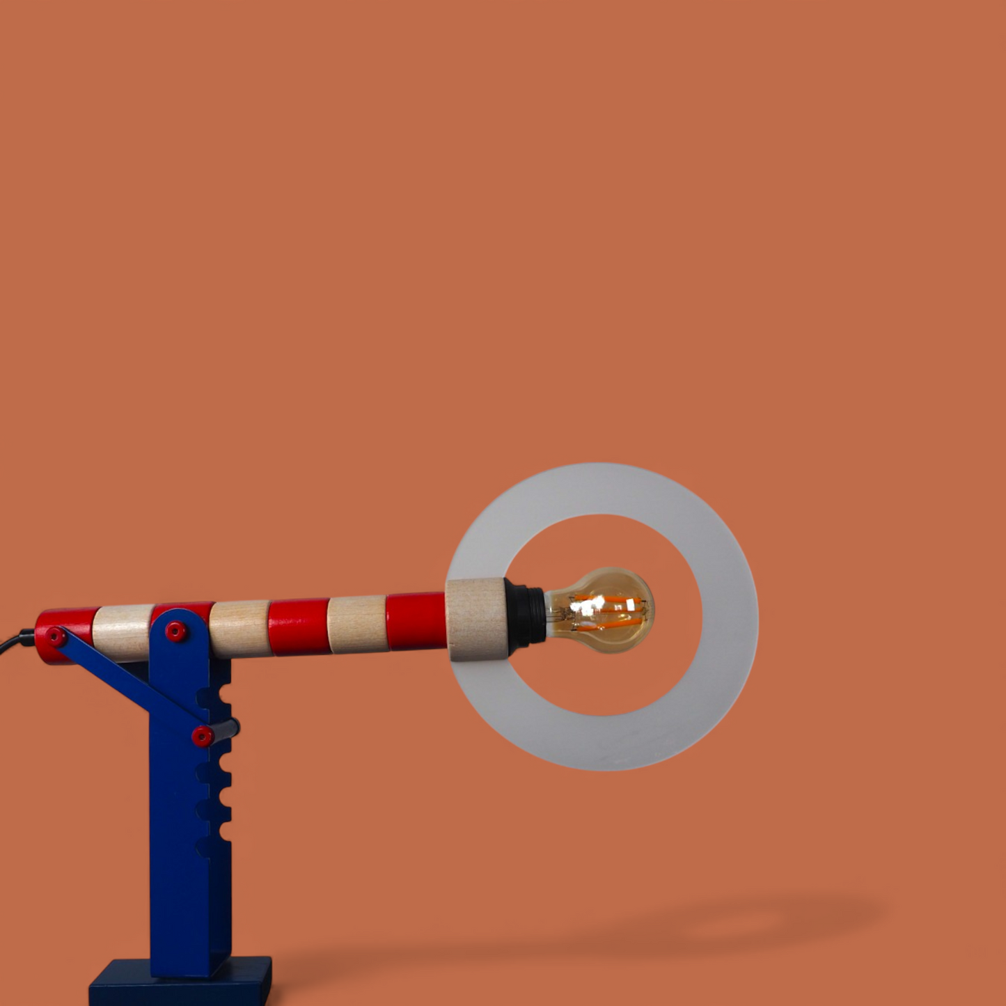 Lampka HABA Signal w pozycji poziomej, wysunięte ramię szlabanu, zabawny design