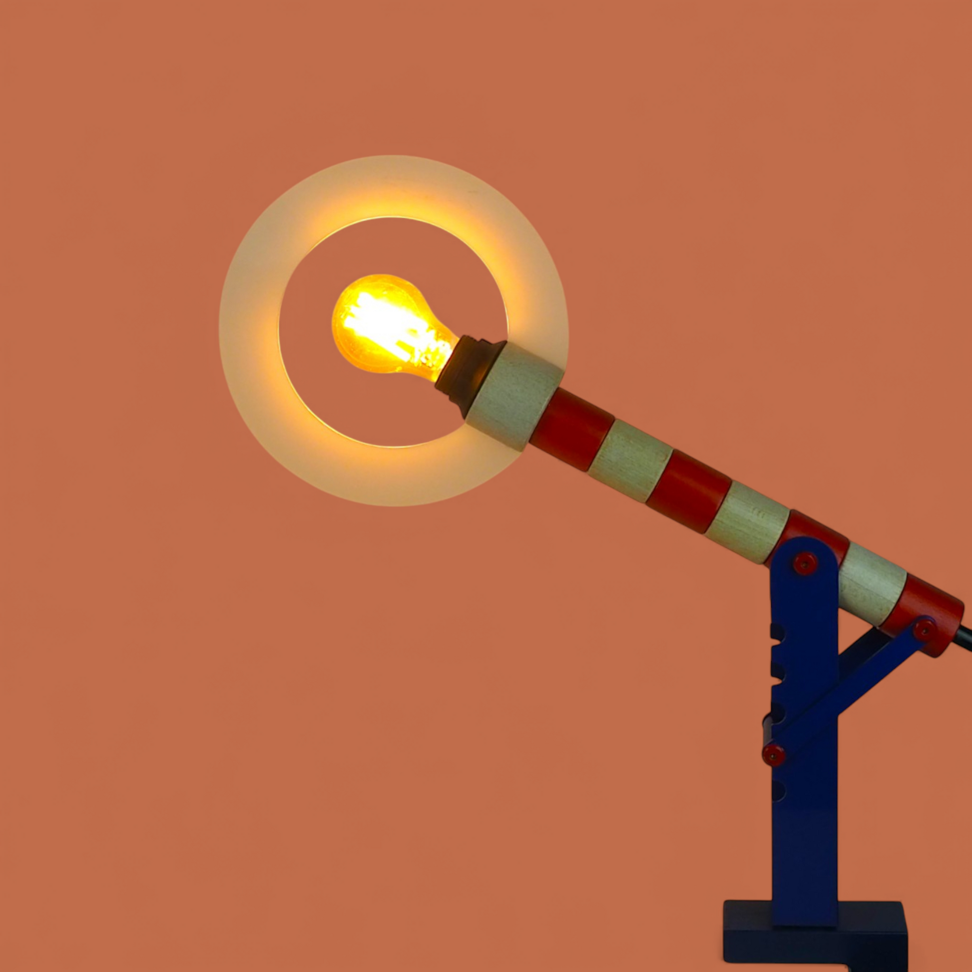 Lampka HABA Signal włączona, ciepłe światło i regulowane ramię szlabanu, widok z boku