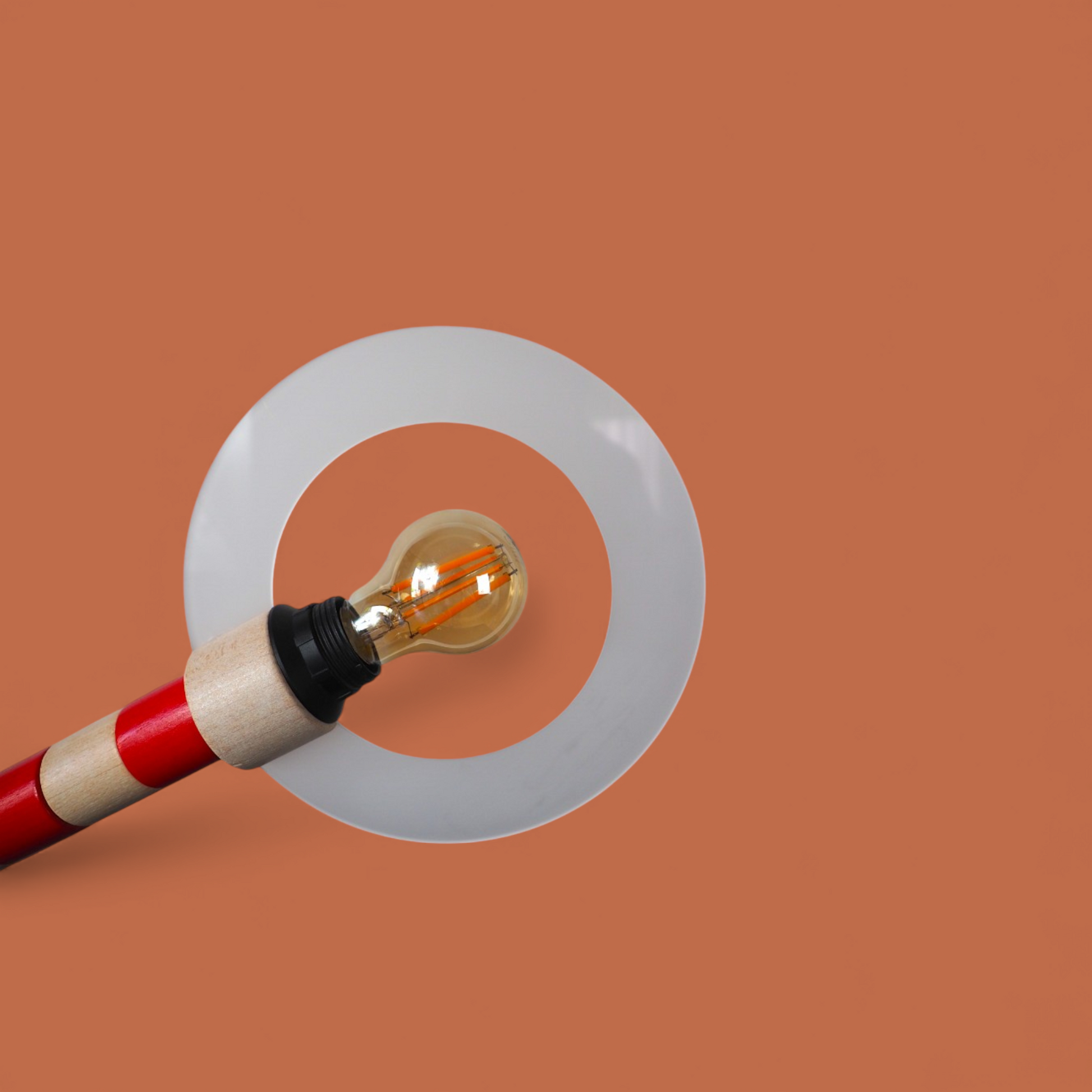 Detal klosza lampki HABA Signal, oprawka E27 z żarówką vintage i akrylowy pierścień