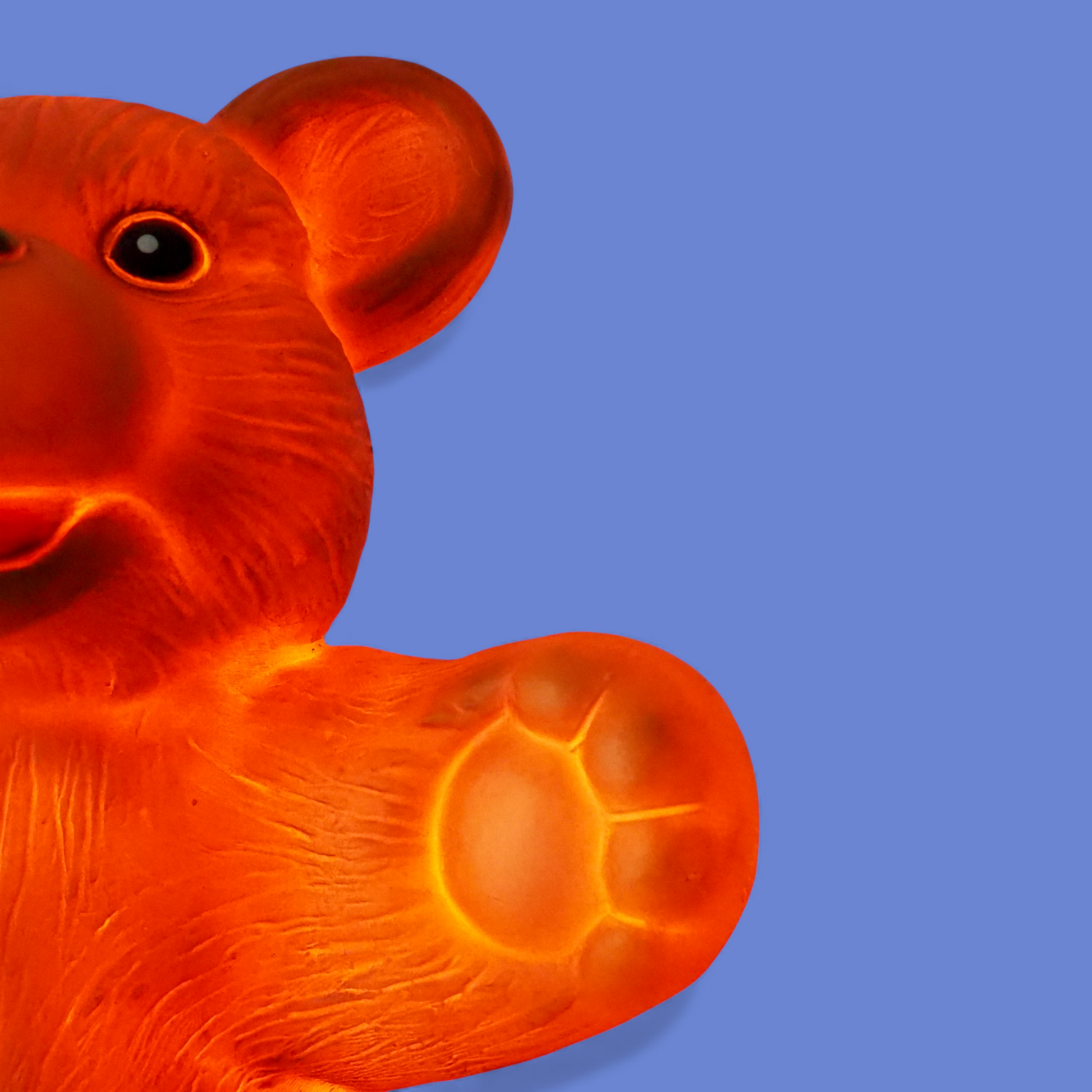 Detal plastikowej łapy vintage lampki Heico miś, czerwone świecenie